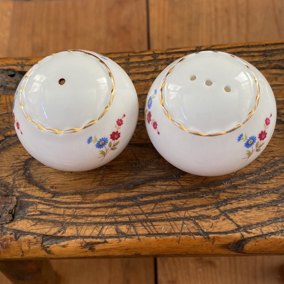 Vintage Cottage-core Grand Millennial salt & pepper shakers - Picture 3 of 6